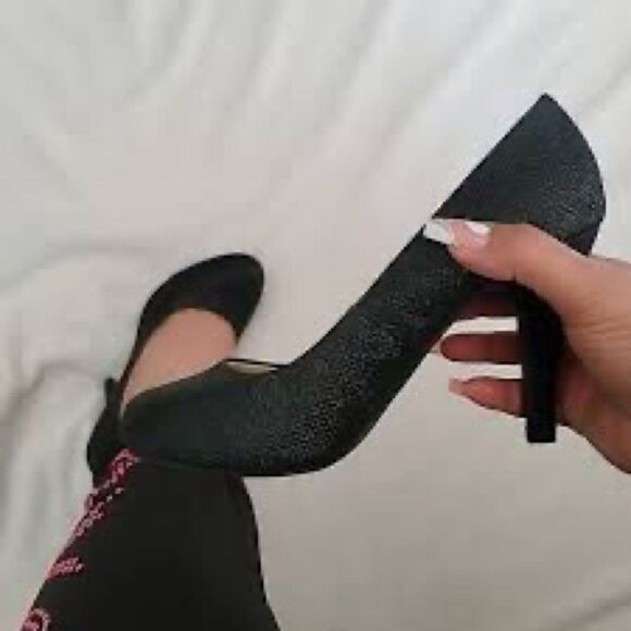 BCBG Black Textured Pumps with 3” Gold Accent Heels Size 7.5 - Picture 9 of 9